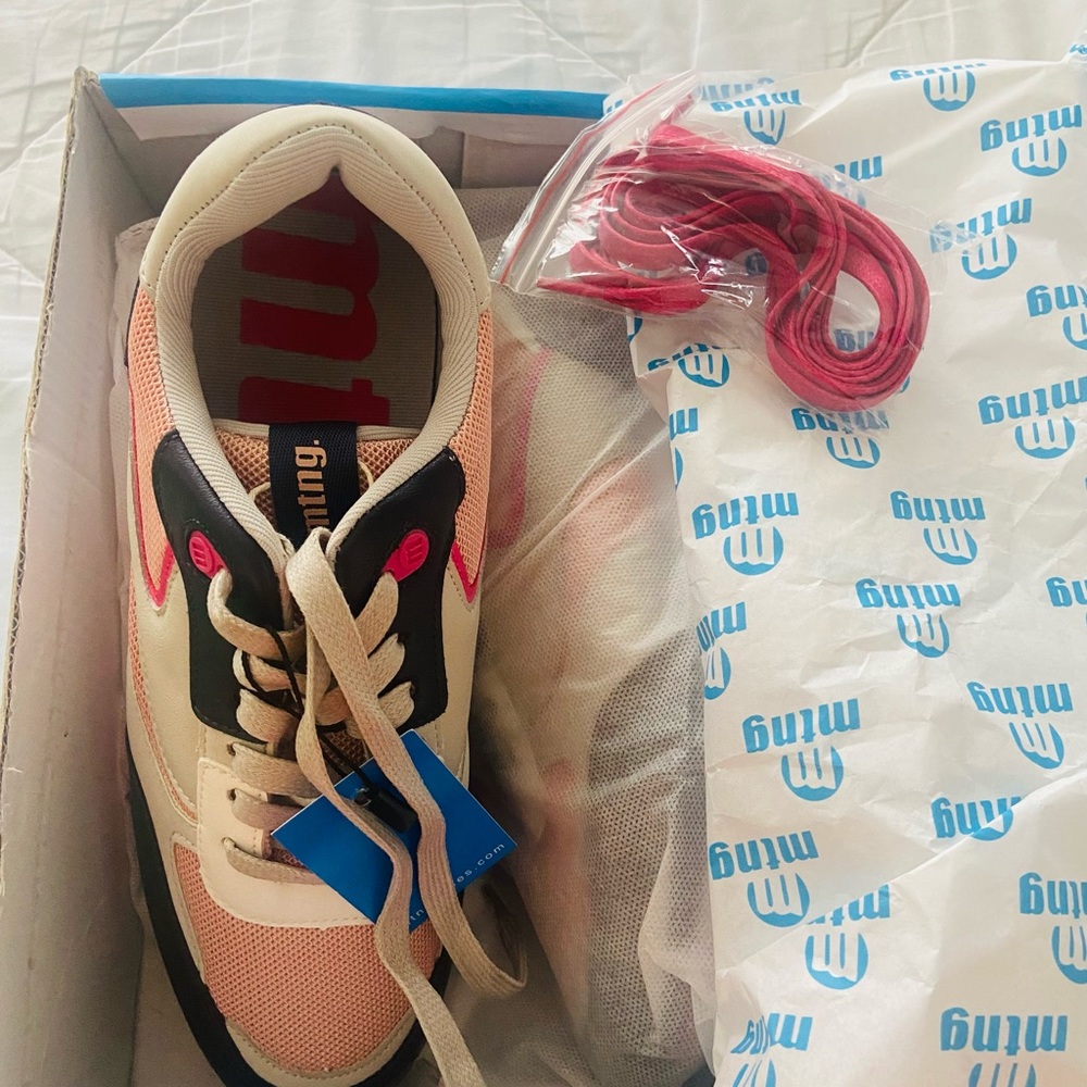 Beautiful comfy sneakers.